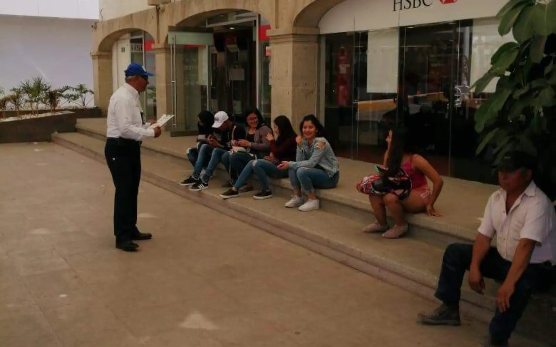 Con el fin de que haya distanciamiento social entre los habitantes para para romper la cadena